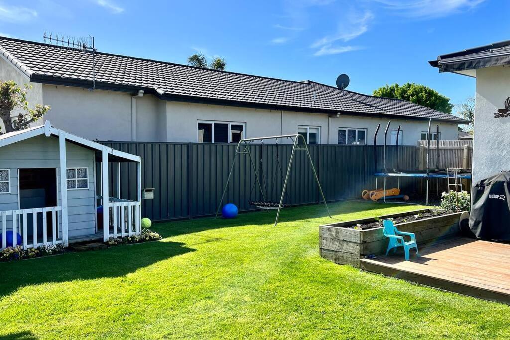 Sunny Delight In Clive Villa Екстериор снимка